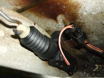rover metro central locking motor close up with door rod and wiring connector